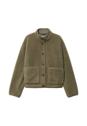 Chaqueta de forro polar verde oliva con cuello alto, cierre frontal con botones, mangas largas y dos grandes bolsillos delanteros de parche.