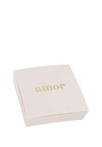 Caja cuadrada de color rosa pálido con una textura suave y bordes redondeados; presenta la palabra "amor" en letras doradas en la parte superior.