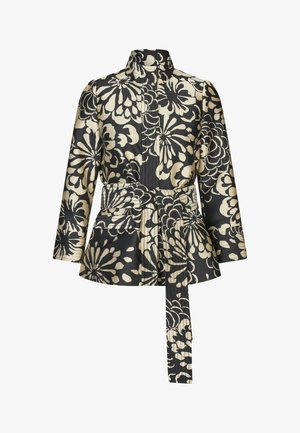 Ziedu raksta žakete melnā un zelta krāsā, izgatavota no teksturētas auduma. Tajā ir augsts apkakle, garas piedurknes un josta vidukļa apakšā, lai nodrošinātu pieguļošu izskatu.