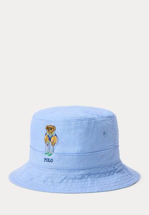 Σκούφος κουβάς γαλάζιου χρώματος από απαλό ύφασμα, με κεντητό σχέδιο αρκούδας που κρατάει ένα ποτό. Λογότυπο "POLO" ραμμένο στο πλάι.