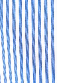 Gros plan d'un tissu avec des rayures verticales bleues et blanches uniformément espacées et une subtile texture de tissage diagonal sur les rayures bleues.