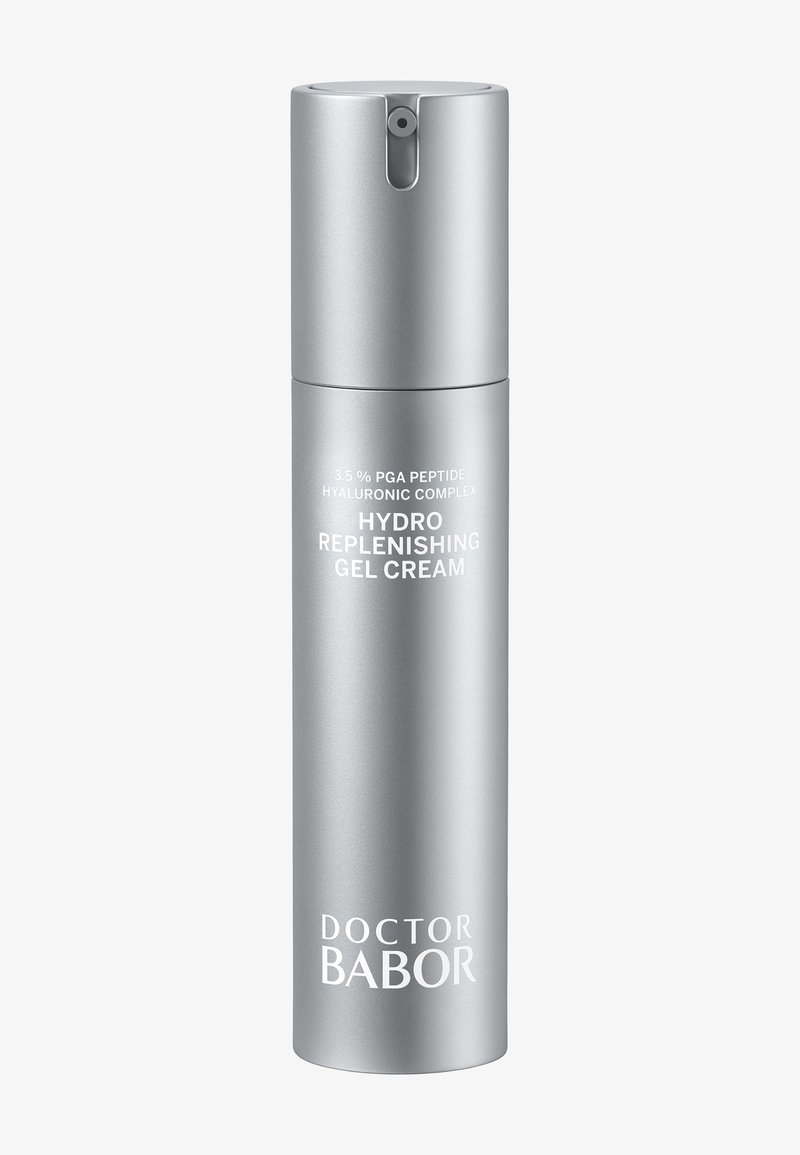 Silberne zylindrische Pumpflasche mit der Aufschrift Doctor Babor Hydro Replenishing Gel Cream mit 3,5 % PGA Peptid Hyaluron Komplex.