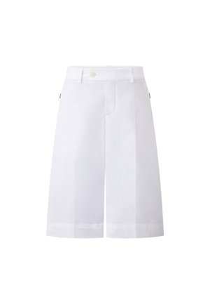 Weiße maßgeschneiderte Shorts mit geradem Schnitt, die seitliche Taschen und einen Knopfverschluss aufweisen. Hergestellt aus einem glatten Stoff mit einem frischen Finish.