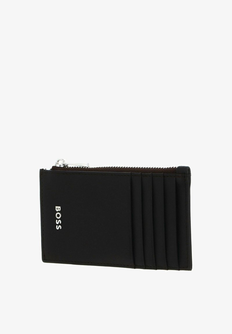 Portefeuille noir en matériau lisse avec fermeture éclair, doté d'un logo en relief et de plusieurs emplacements pour cartes d'un côté.