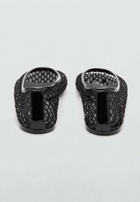 Pantofi slip-on din plasă neagră, cu un accent lucios negru la călcâi și un model texturat pe întreaga suprafață.