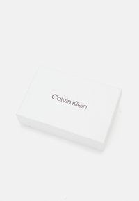 Calvin Klein DAILY ZIP CARDHOLDER CHAIN - Portofel - biking red