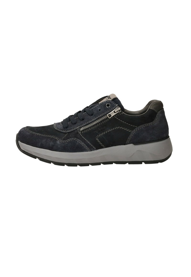 Sneakers in suede blu navy con suola in gomma grigia, caratterizzati da chiusura con lacci e un accento di zip argentata sul lato. Cuciture visibili.