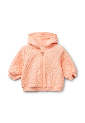 Sudadera acolchada de melocotón con cremallera frontal, capucha forrada, puños elásticos y una etiqueta de cuero de marca en la manga izquierda. Textura suave.