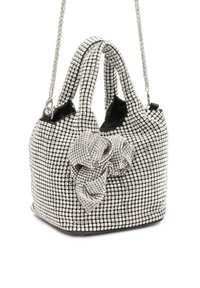 Borsa con strass argentati decorati, dotata di dettaglio a fiocco, interno nero e doppio manico, completata da una tracolla a catena.
