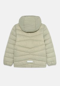 Veste rembourrée vert clair avec capuche, dotée de surpiqûres en chevrons, de poignets élastiques et d'un accent réfléchissant à l'ourlet arrière.