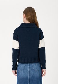 Tommy Jeans FLAG RUGBY SWEATER - Jumper - dark night navy