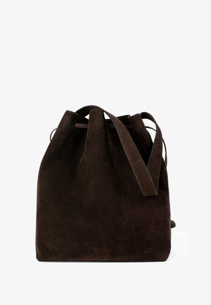 Bruine suède bucket bag met een zachte textuur, verstelbare bovenkant en lange hengsels om te dragen. Heeft een geperst logo aan de zijkant.