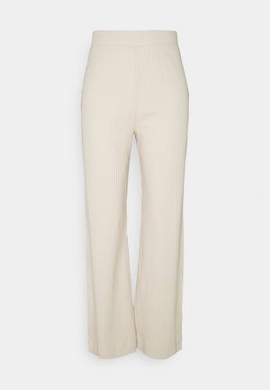 Pantalones beige claro con diseño acanalado, pierna ancha y cintura elástica. Textura suave y acabado liso.