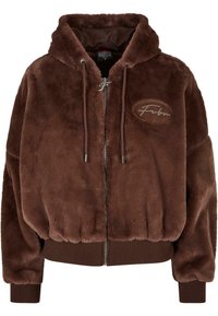Hoodie en fausse fourrure marron avec fermeture éclair, bandeau ajusté à la taille, capuche avec cordon de serrage et un patch logo brodé sur la poitrine. Texture douce et duveteuse.