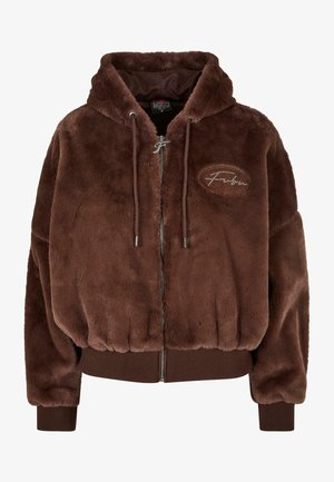 Rudas dirbtinės vilnos zip-up bliuzonas su prisitaikančia juostele, su raišteliu reguliuojamu kapucu ir siuvinėtu logotipu ant krūtinės. Minkšta, pūkuota tekstūra.