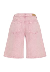 Short en jean rose taille haute à jambes larges, avec deux poches dos et une petite étiquette de marque en cuir marron sur la ceinture.