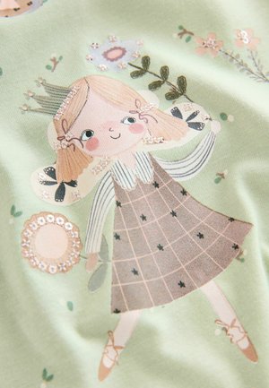 Illustration d'une fille aux cheveux blonds et portant une couronne, vêtue d'une robe à carreaux, entourée de fleurs sur un fond vert clair.