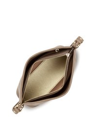 Borsa a mano in pelle marrone con un'esterno testurizzato, zip dorata e fodera interna beige. Il vano con zip presenta una tasca supplementare.