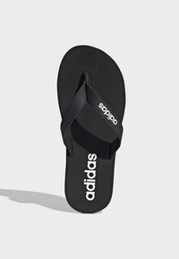 Chancla negra con suela de goma, con una base texturizada y correas negras. Logotipo 'adidas' en blanco en la base.