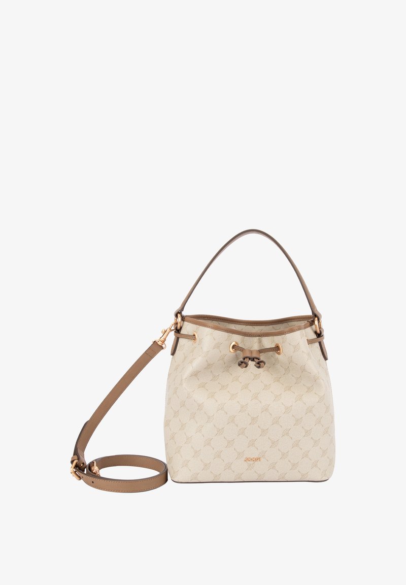 Beige geprintte bucketbag met bruine leren afwerking, een korte handgreep, verstelbare schouderriem en trekkoordsluiting.