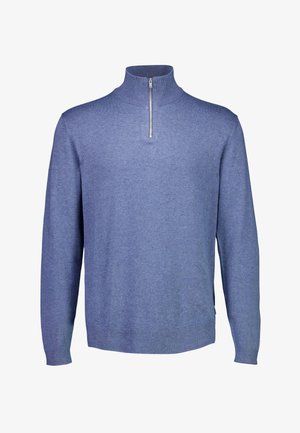 Jasnoniebieski sweter z wysokim kołnierzem i półzamkiem. Wykonany z miękkiego, teksturowanego materiału. Posiada długie rękawy i prosty dół.