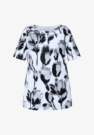 Wit topje met korte mouwen en een ronde hals, met een zwart- en grijs bloemenpatroon over de stof.