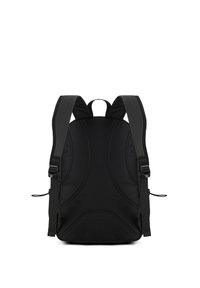 Zaino nero con spallacci regolabili imbottiti, una texture liscia e un pannello posteriore sagomato. Dotato di tasca laterale e componenti robusti.