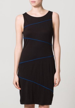 Robe sans manches noire avec des coutures diagonales bleues, fabriquée à partir d'un matériau doux, avec une encolure ronde et une silhouette ajustée.