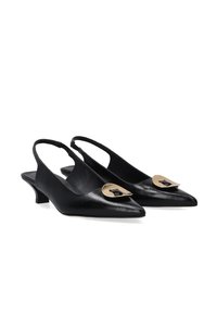 Czarne skórzane buty typu slingback z ostrym noskiem, subtelnym obcasem w kształcie kocurki i złotym akcentem na cholewce dla dodatkowego efektu wizualnego.