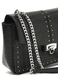 Borsa a tracolla nera in pelle goffrata a motivo coccodrillo, con hardware argentato, dettagli borchiati e chiusura a pattina. Presenta una forma strutturata e una consistenza liscia.