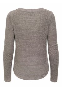 Pull en maille gris à manches longues, avec un col rond et un motif texturé. Présente des fentes latérales et un ourlet arrière légèrement allongé.
