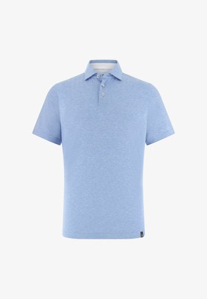 Hellblaues Poloshirt mit kurzen Ärmeln, einem Kragen und drei Knöpfen vorne, aus einem weich strukturierten Stoff gefertigt.