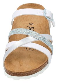 Sandal casual bianco con tre cinturini: due in bianco liscio e uno in azzurro chiaro testurizzato. Soletta in sughero e suola bianca. Taglia 37.