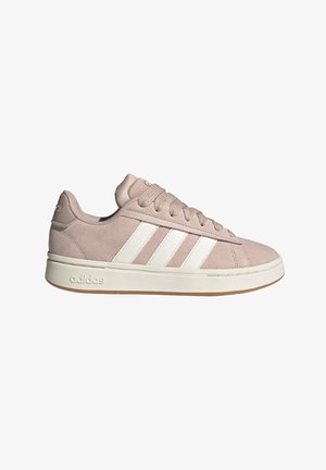 Lichtroze suède sneakers met een witte drie-stripesdesign en een rubberen zool. Ronde neus, textuurveters, reliëflogo op de hak.