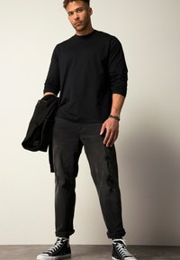 STHUGE Longsleeve - black