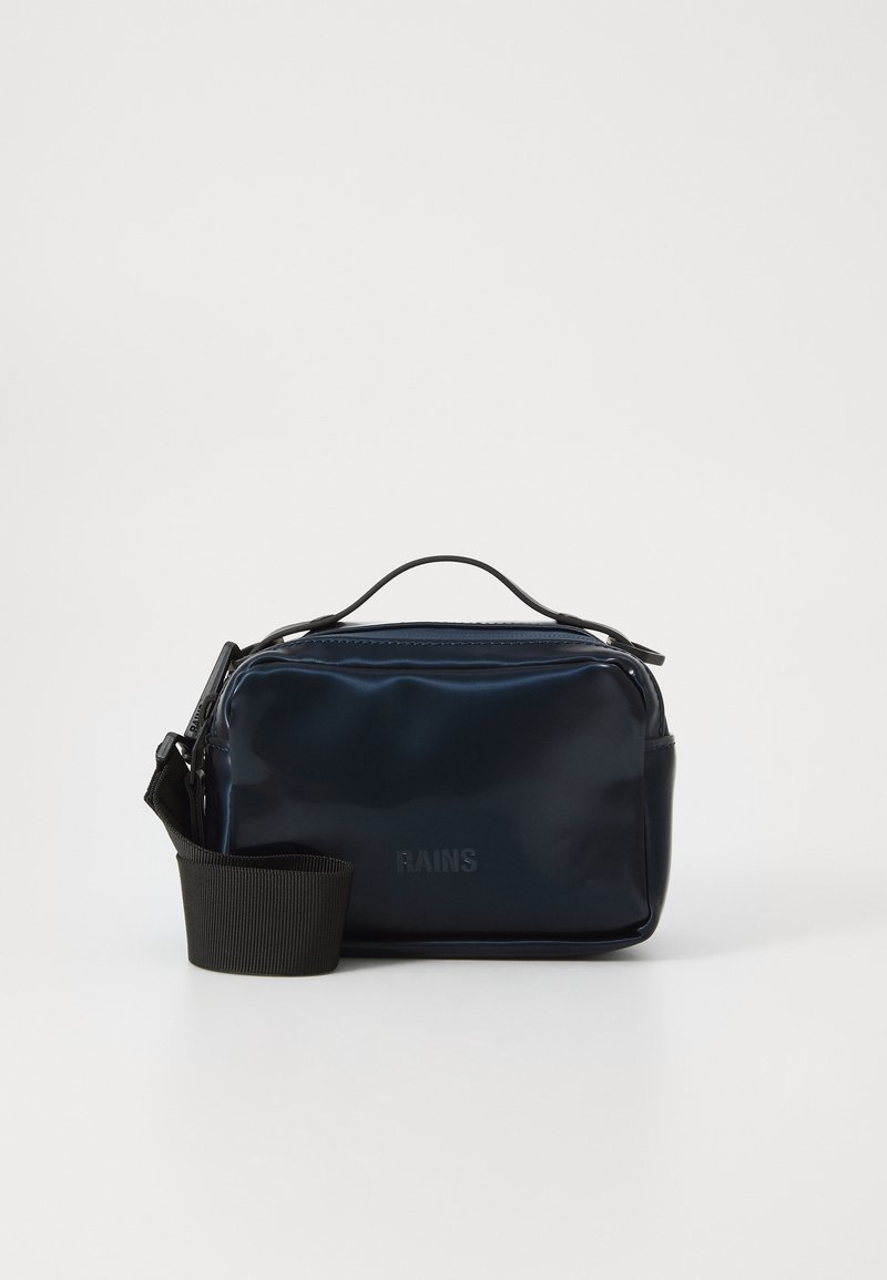 Navyblaues wasserdichtes Tasche mit glatter Textur, ausgestattet mit einem oberen Griff, einem verstellbaren schwarzen Träger und dem geprägten "RAINS"-Logo auf der Vorderseite.