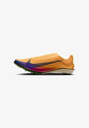 Chaussure de course orange avec une tige texturée, des accents dégradés violet et jaune, un logo swoosh noir, et une semelle légère avec des pointes.