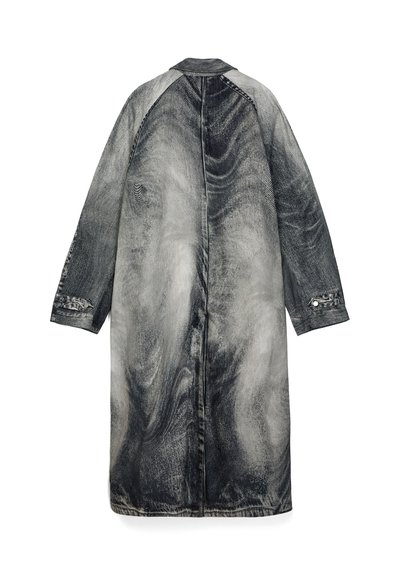 Langer Jeansmantel in Acid-Waschung in Grau und Schwarz mit langen Ärmeln und geknöpften Manschetten, von hinten vor weißem Hintergrund gezeigt.