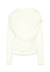 Top a maniche lunghe in tessuto bianco sporco, con retro drappeggiato e dettagli arricciati, texture morbida e silhouette aderente.