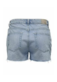 Shorts in denim blu chiaro con orlo sfilacciato, dotati di due tasche posteriori e un'etichetta beige con "ONLY" sulla vita.