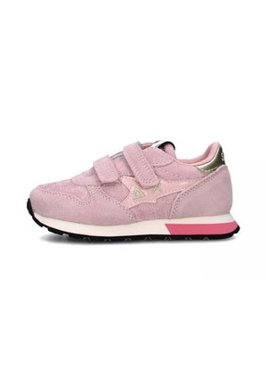 Sneakers in suede rosa con due cinghie in Velcro, una suola intermedia bianca, suola esterna nera e dettagli rosa. Presentano il logo a stella sul lato.