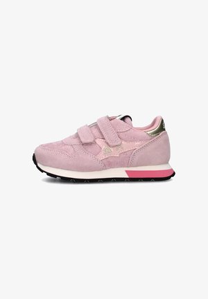 Sneakers in suede rosa con due cinghie in Velcro, una suola intermedia bianca, suola esterna nera e dettagli rosa. Presentano il logo a stella sul lato.