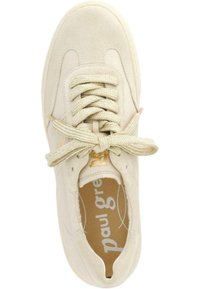 Beige semsket sneaker med rund tå, flat snøring, strukturert snøring og gullembossed logo på tungen.