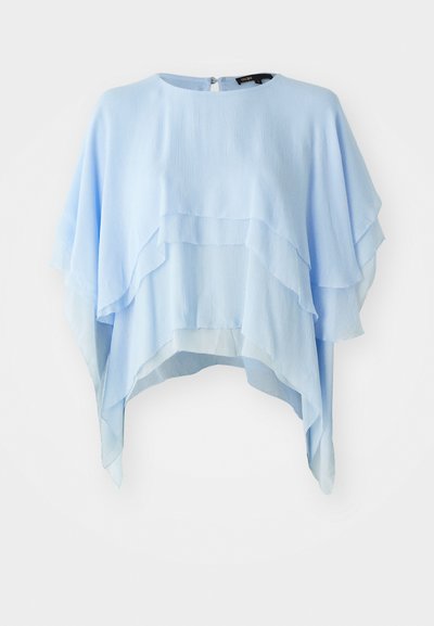 Lichtblauwe gelaagde top van een vloeiend materiaal. Heeft een ronde halslijn, korte mouwen en een ritssluiting aan de achterkant. Textuur, met zachte draping.
