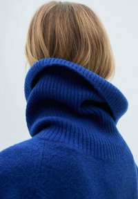 Mango Stickad tröja - neon blue