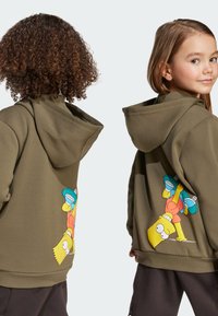 Olijfgroene hoodie met een cartoonafbeelding van een jongen op een skateboard op de achterkant. Voorzien van een capuchon en geribbelde manchetten. Gemaakt van zachte stof.