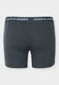 Dunkelgraue Boxershorts mit glatter Textur, versehen mit einem schwarzen elastischen Bund, auf dem "JACK & JONES" in Weiß gedruckt ist.