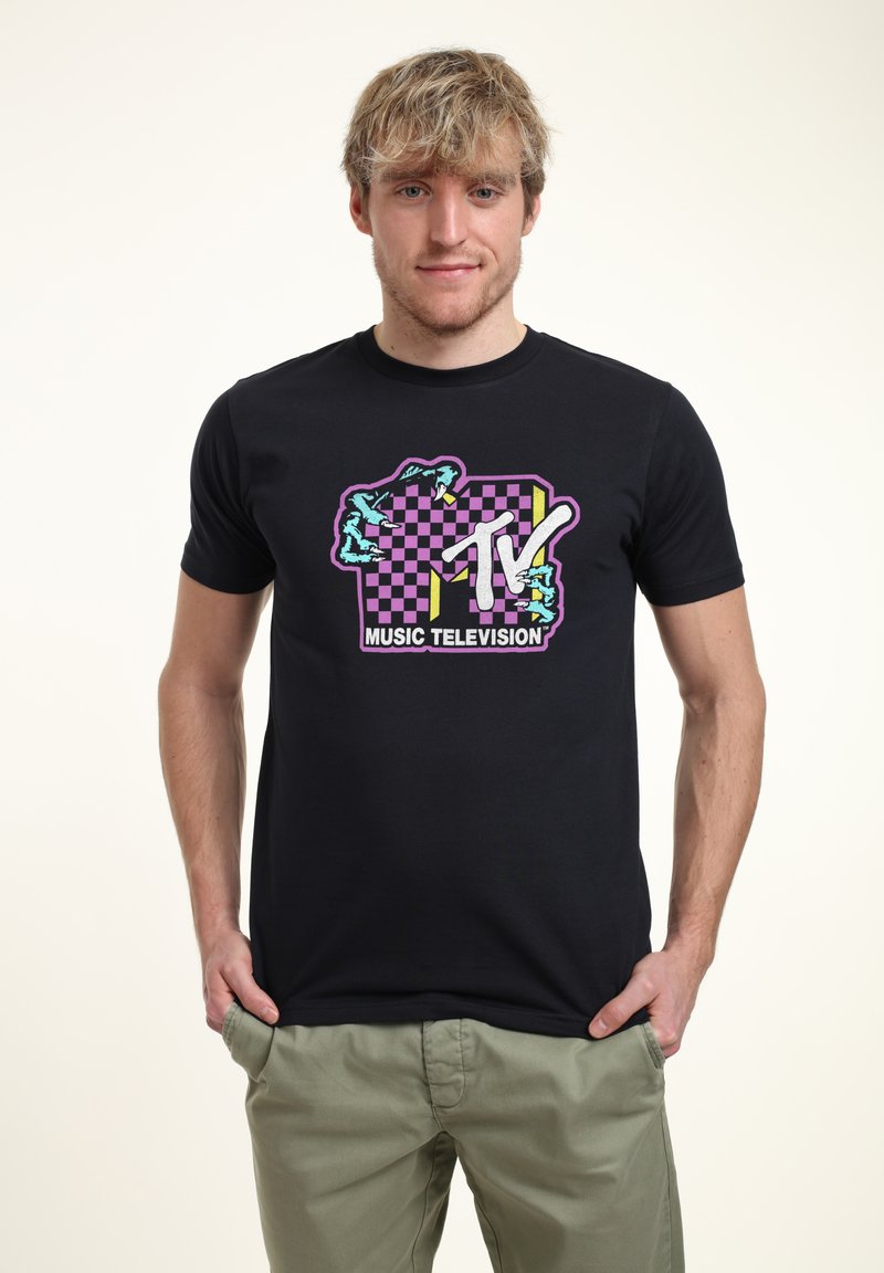 Černé bavlněné tričko s barevným MTV grafickým designem v purpurové, zelené a bílé barvě. Design zahrnuje kostkovaný vzor a stylizovaný text.