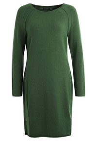 Robe verte simple à manches longues, longueur genou, avec un col rond et des détails subtils de coutures aux épaules et sur les côtés.