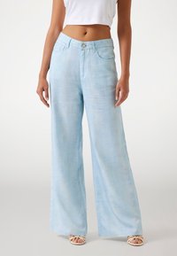 Guess - BELLFLOWER WIDE  - Flared Jeans - himmelblau Thumbnail Image 1